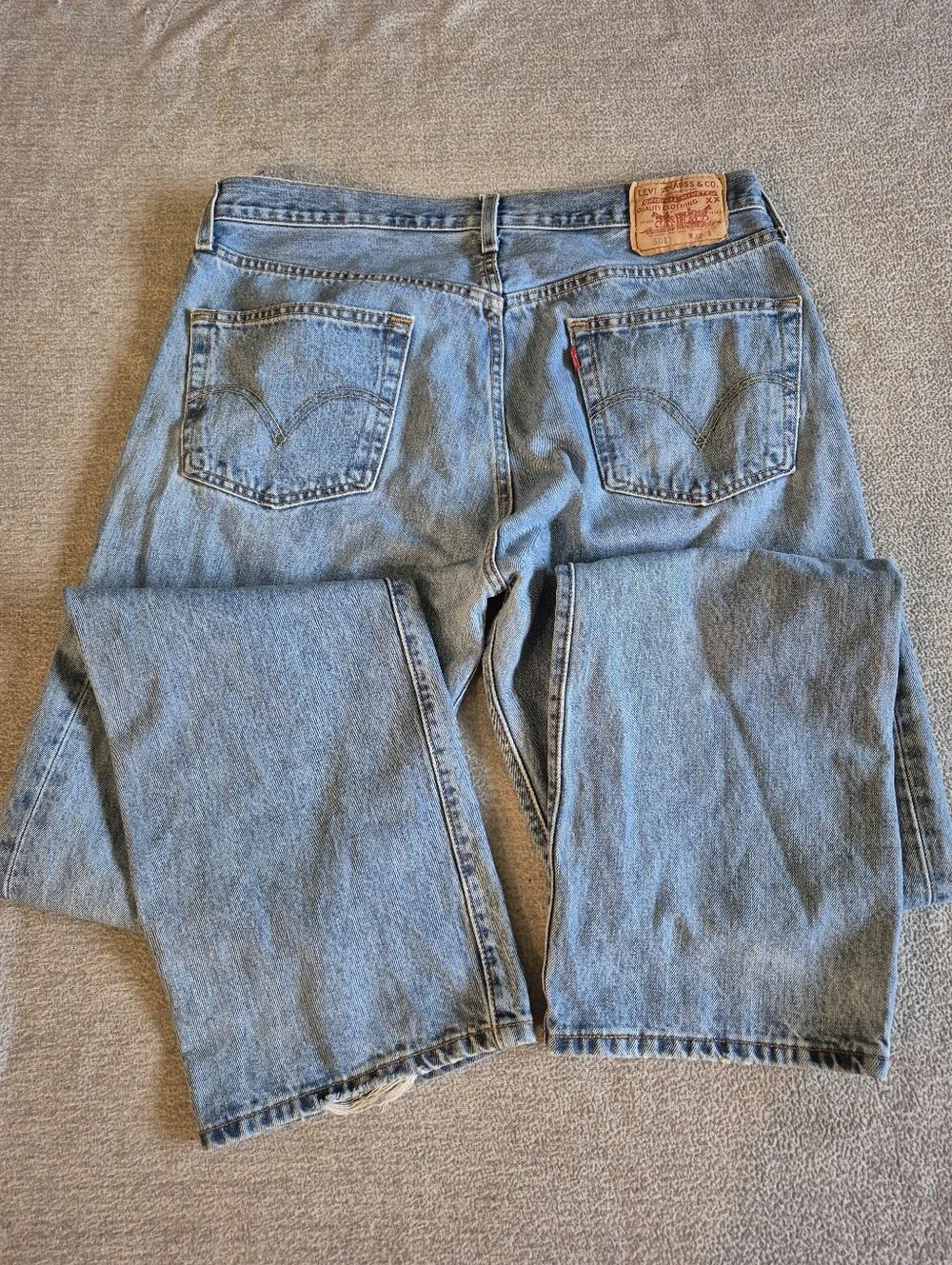 Vintage 501 Levi's 36x36 Mens 5 Button Light Wash Classic, light wear on bottom